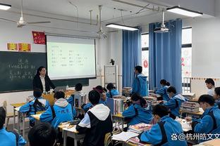 范晓冬谈防守胡尔克：靠近的话他过你和小孩一样 犯规都踢不倒他